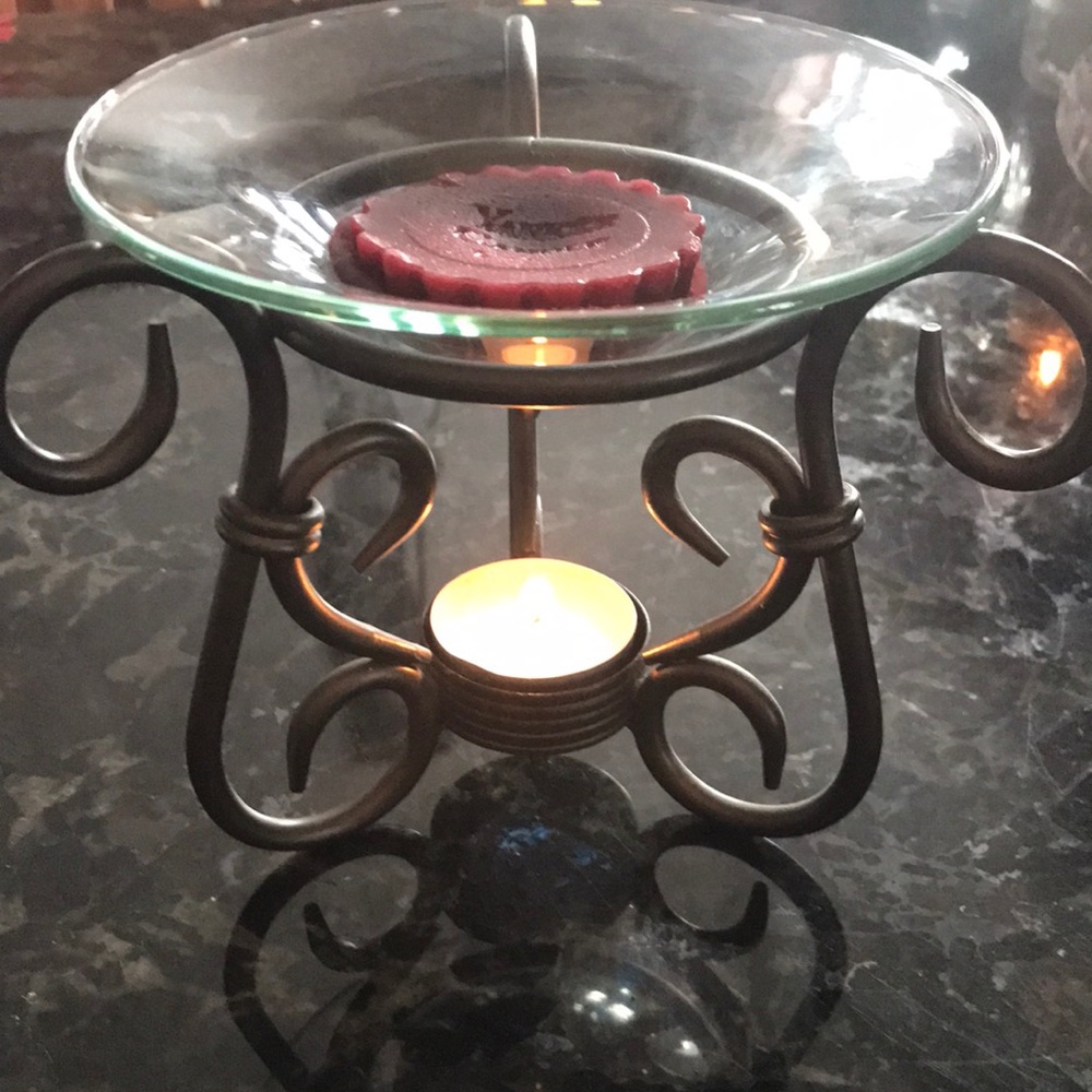 Wax melter with tons of wax melts
